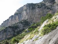 ... vorbei an Felsmassiven