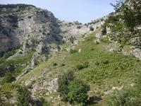 ... vorbei an Felsformationen