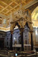 Baldachin in St. Paul vor den Mauern - darunter das Paulus-Grab