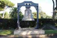 Milleniumglocke im Garten des Vatikans