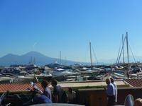 Cilento, Blick von Neapel über den Yachthafen zum Vesuv