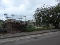 Cilento, Paestum, Bogen des Amphitheaters durch Streaße zerstört