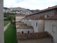 Cilento, Kartause von Padula, Blick über die Zellen der Mönche zur Stadt