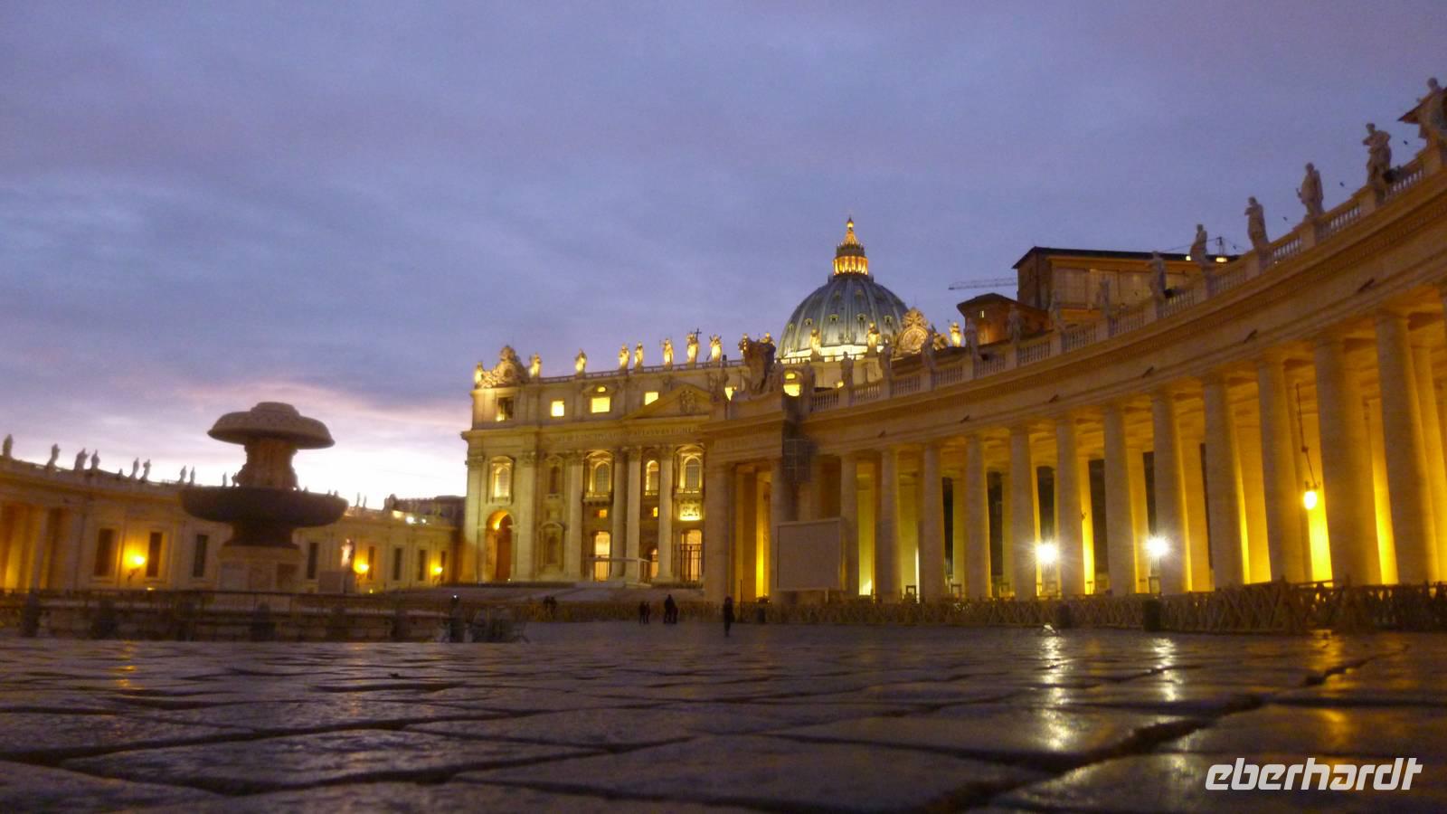 Der Petersplatz in der Abenddämmerung