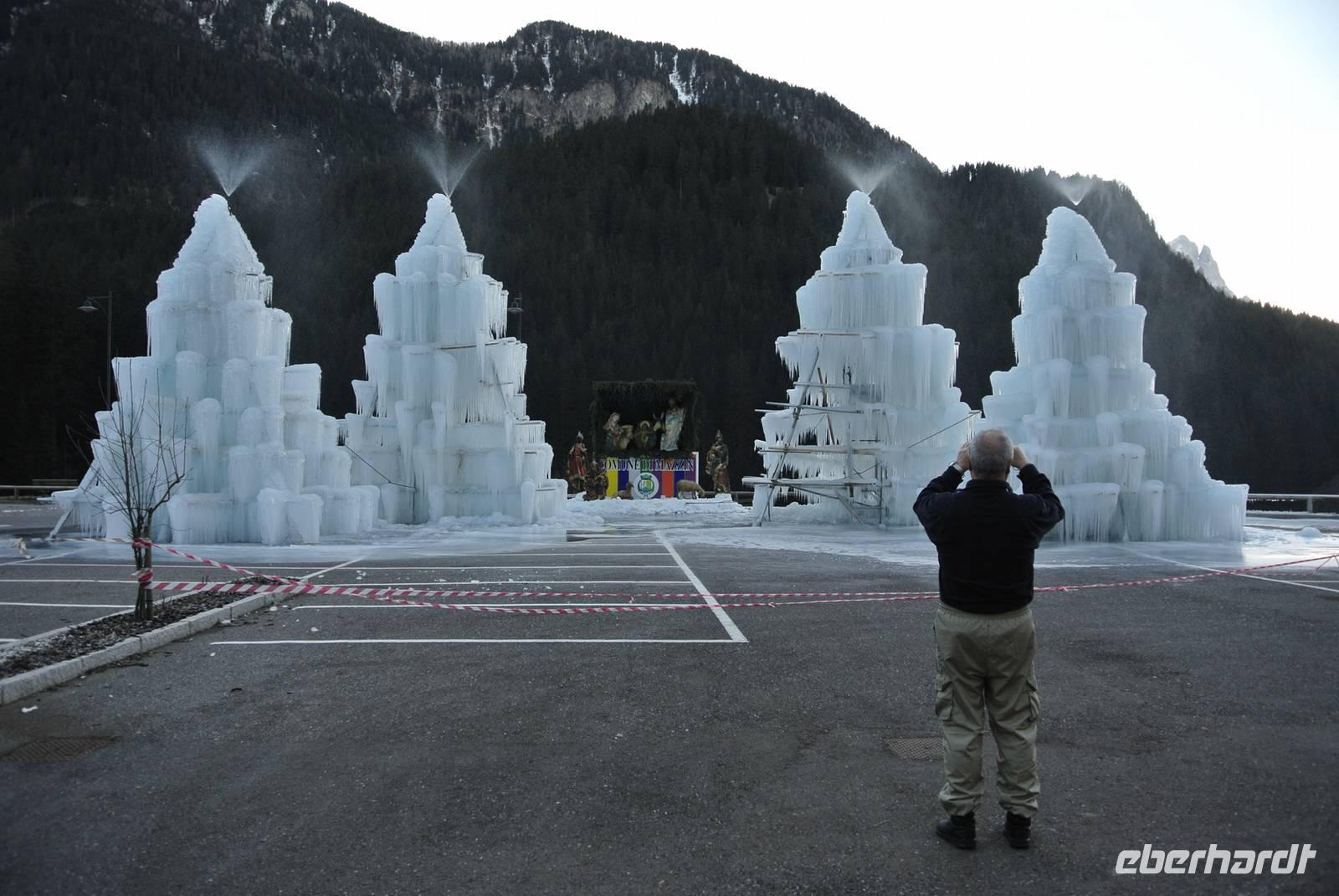 Eisskulptur in den Dolomiten