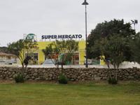 gegenüber vom Hotel - ein Supermarkt