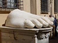 Fuß der Statue von Kaiser Constantin