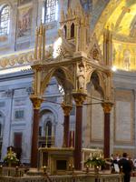 Basilika Sant Paul vor den Mauern - Innen Altar auf dem nur Papst zelebrieren darf