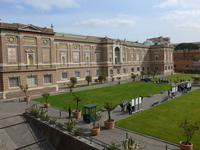 Blick von Vatikanischen Gärten auf die Pinakothek 