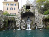 Brunnen in den Vatikanischen Gärten Hintergrund die Wohnung Papst BenediktXVI