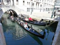 unterwegs in der Gondel in Venedig