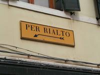 auf dem Weg zur Rialtobrücke-Orientierung in Venedig