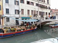 Obst-und Gemüsestand in Venedig auf dem Wasser