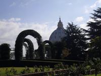 Vatikanische Gärten mit Kuppel des Petersdomes