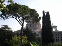 Vatikanische Gärten mit Kuppel des Petersdomes