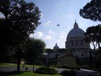 Vatikanische Gärten mit Kuppel des Petersdomes