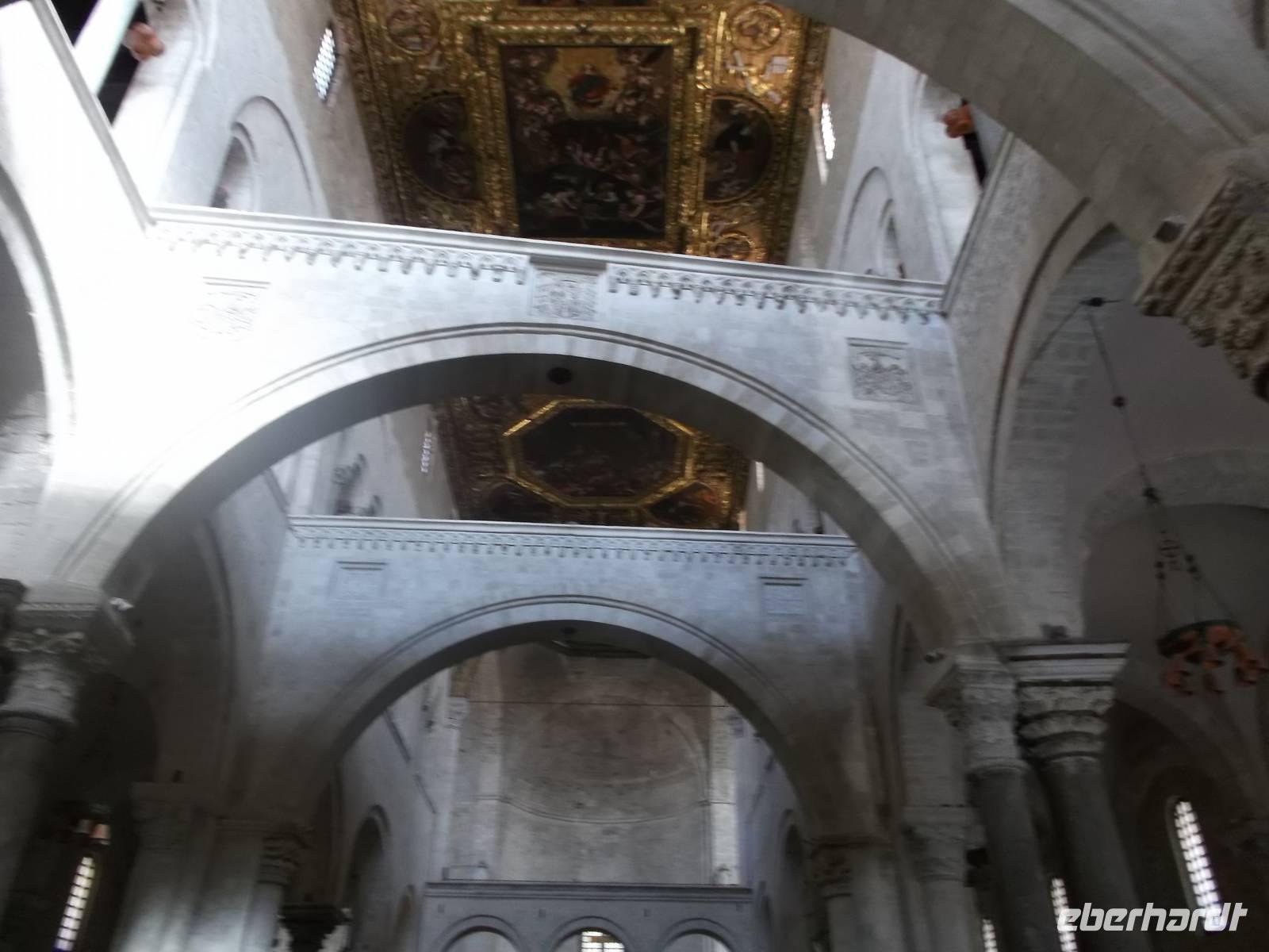 Nikolauskirche in Bari mit Stützbögen gegen Erdbeben