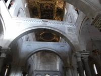 Nikolauskirche in Bari mit Stützbögen gegen Erdbeben