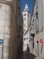 die Straße zum Dom in Trani