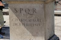 Inschrift auf einem Standbild Julius Caesars aus dem Jahre 10 der Herrschaft Mussolinis 