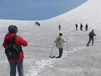 Abweg über Schneefelder am Ätna