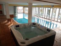 Hotelpool und Whirlpool