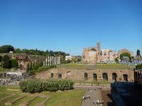 Besonders gut zu erkennen die Ruinen des ehemaligen Venustempels