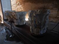 Teile des Kolosseums, die in seiner Umgebung gefunden wurden, werden heute im Kolosseum ausgestellt