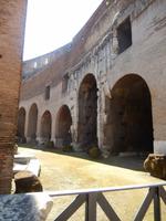 Fast 60 Meter ragen die Wände des Kolosseums in den Himmel