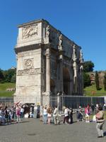 Der Konstantinsbogen wurde zu Ehren seiner 10-jährigen Regentschaft errichtet