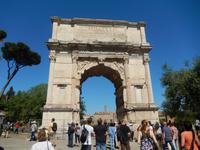 Durch den Titusbogen gelangt man direkt zum Forum Romanum