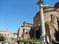 Später überbaute die Kirche alle Tempel oder verwendete einfach deren Substanz als Kirchen, so auch beim Tempel des Romulus