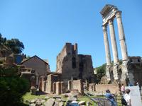 Auch am Tempel von Castor und Pollux hat der Zahn der Zeit unübersehbar genagt