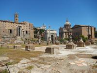 Heute allerdings sind gerade noch die Treppenstufen und die Füße ihrer Säulen zu sehen