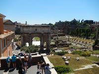Der Triumphbogen des Septimus Severus. Marilisa erzählte uns, dass früher die Kinder nummeriert wurden (Septimus bedeutet der Siebte)