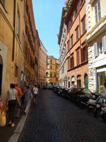 Durch die typisch italienischen hohen Gassen machten wir uns auf zum Piazza della Rotonda