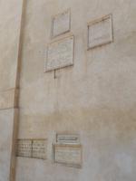 An der Piazza della Minerva konnten wir an den Hauswänden sehen, wie hoch der Tiber vor seiner Befestigung in die Stadt eindrang