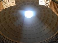 Durch ein Loch in der Kuppel strahlte die Sonne so stark, dass man richtig gehend geblendet wurde
