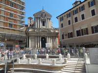 Die Santi Vincenzo e Anastasio Kirche ist bekannt dafür, dass sie die balsamierten Herzen von 22 Päpsten besitzt