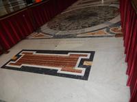 Auch die Länge des Kölner Doms ist im Petersdom markiert