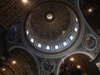 Besonders eindrucksvoll ist die Kuppel des Petersdoms. Von unten kaum zu glauben, dass diese Buchstaben zwei Meter hoch sind