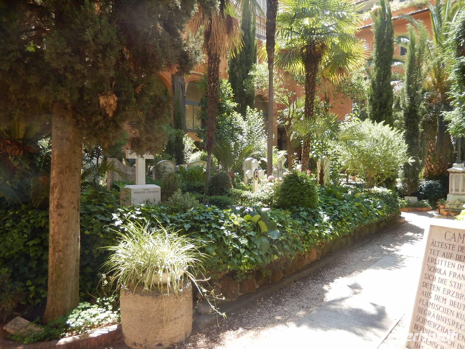 Um Zutritt zu dem kleinen Friedhof zu bekommen, muss man bei der Schweizer Garde auf Deutsch um Einlass bitten