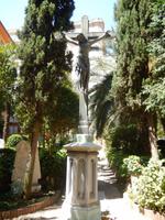 Der Friedhof ist heute ein ruhiger und grüner Ort, der von der Erzbruderschaft zur schmerzhaften Muttergottes der Deutschen und Flamen gepflegt wird