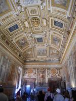 Umso weiter wir nach oben stiegen, desto prächtiger wurden die Innenräume der Burg