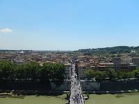 Von der Terrasse der Engelsburg kann man über die Engelsbrücke hinweg über weite Teile Roms blicken