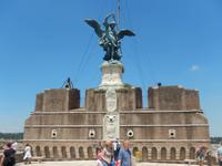 Die Statue des Erzengels Michael erinnert an die Herkunft des Namens der Engelsburg