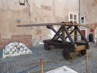 Karrenballisten waren früher wichtige militärische und vor allem mobile Geschütze
