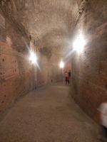 Über die antike Rampe in der Engelsburg kommt man zur Grabkammer der Mausoleums und wieder hinaus
