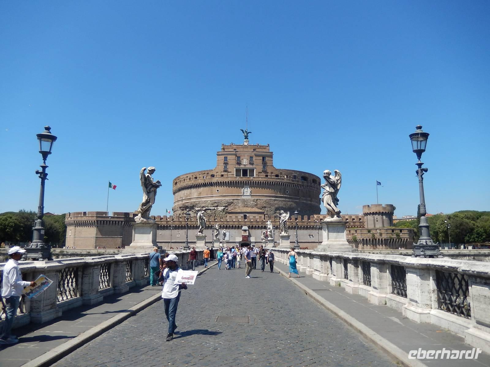 Von der Engelsburg spazierten wir über die Engelsbrücke in die Stadt hinein