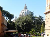 Vom Museumsgarten aus bot sich ein beeindruckender Anblick der riesigen Kuppel des Petersdoms